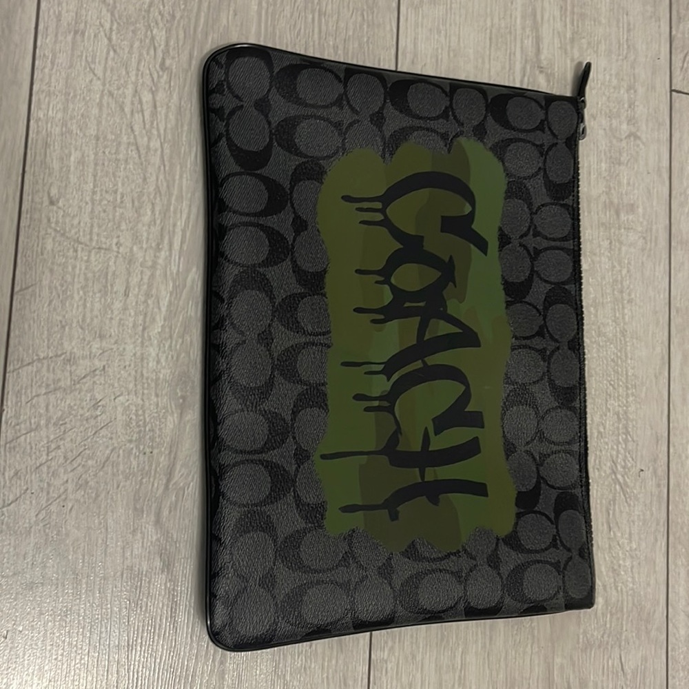 💚Coach large pouch with camouflage and graffiti print💚